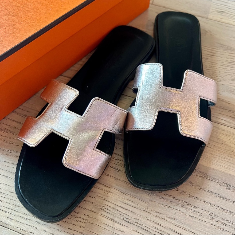 Metallic rose and black Hermes Oran sandal